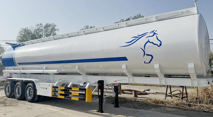 Sinotruck Fuel Tanker Trailer Truck