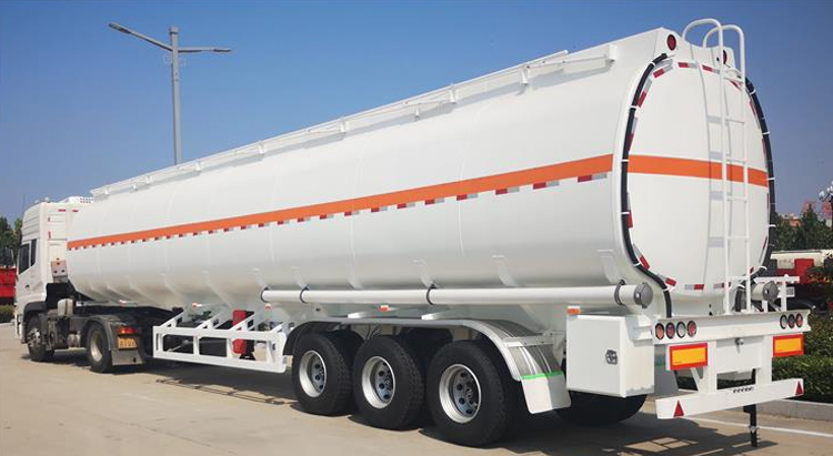 Sinotruck Fuel Tanker Trailer Truck