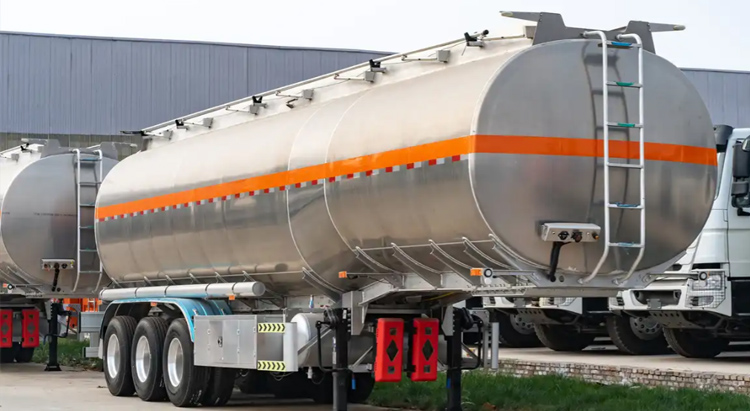 Sinotruck Fuel Tanker Trailer Truck