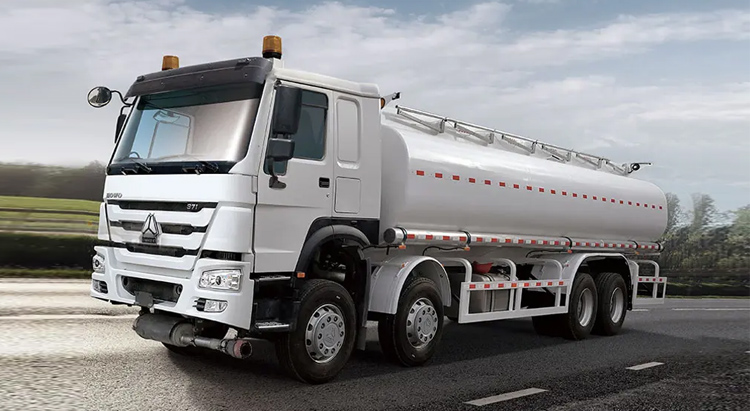 Sinotruck Howo 8X4 Oil Tanker