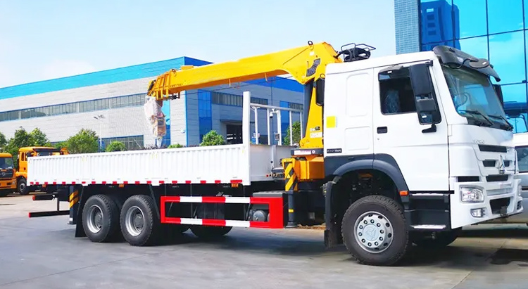 Sinotruck Howo Small Truck Crane